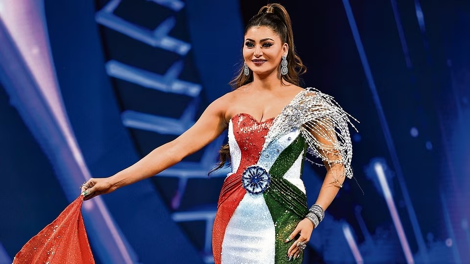 ‘আমিই ভারত’, জাতীয় পতাকার আদলে পোশাক পরে তোপের মুখে উর্বশী